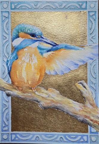Aquarellbild eines Eisvogels in Blau und Orange mit goldenem Hintergrund und türkisfarbener Schmuckbordüre